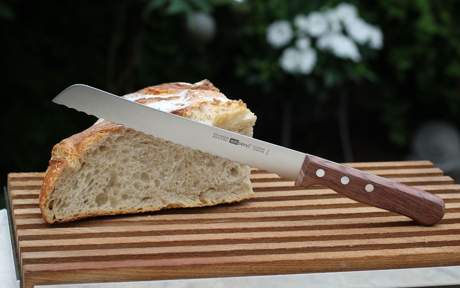 Brotmesser mit Wellenschliff